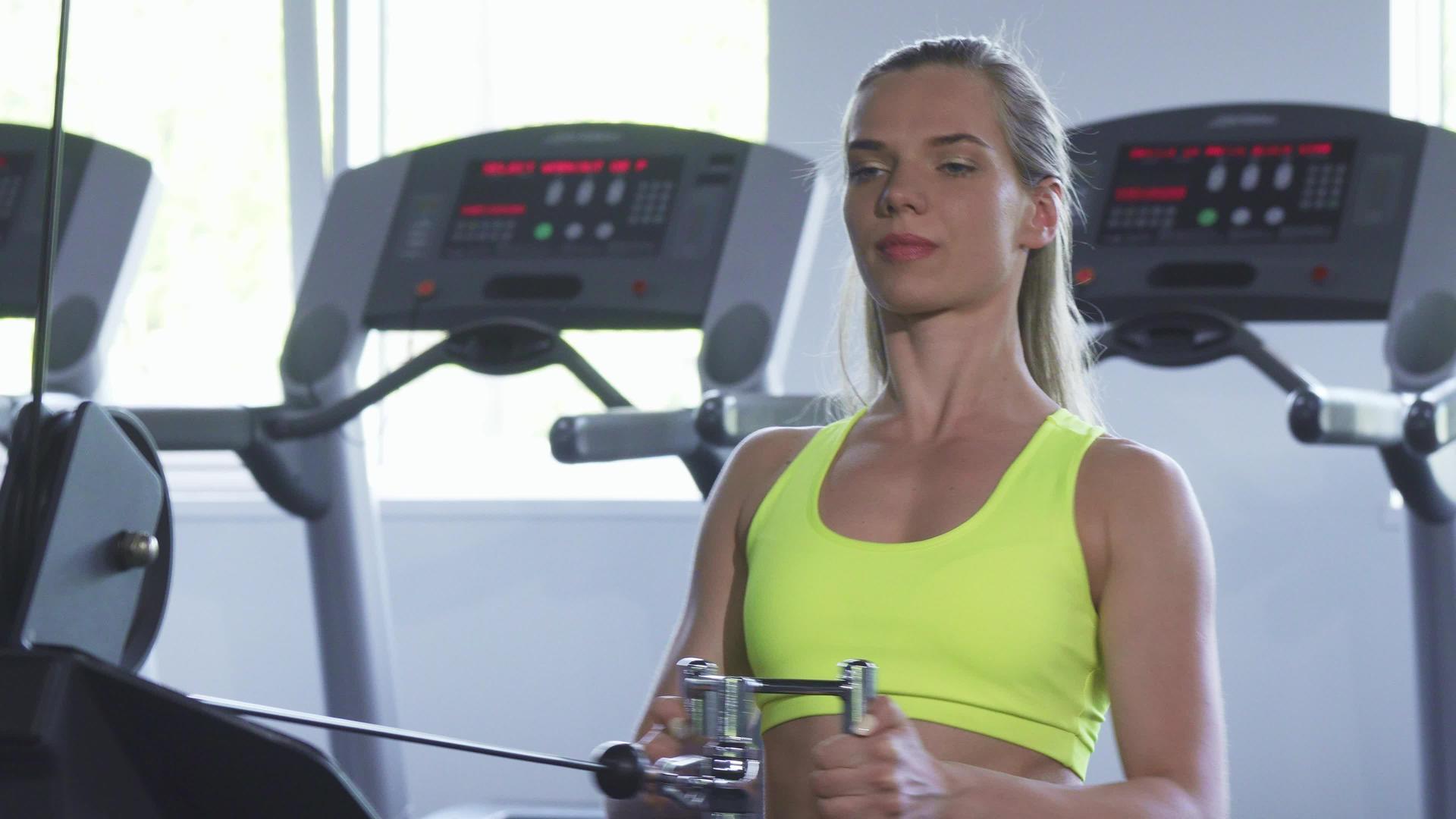 参加健身房有线排网运动的漂亮女运动员视频的预览图