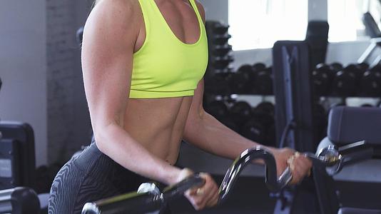 一名在健身房做运动的妇女biceps卷发视频的预览图
