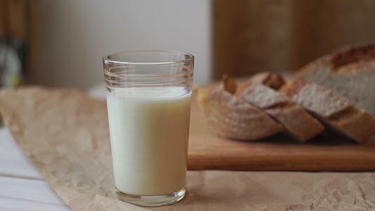 牛奶杯和切片牛奶杯和切片面包视频的预览图