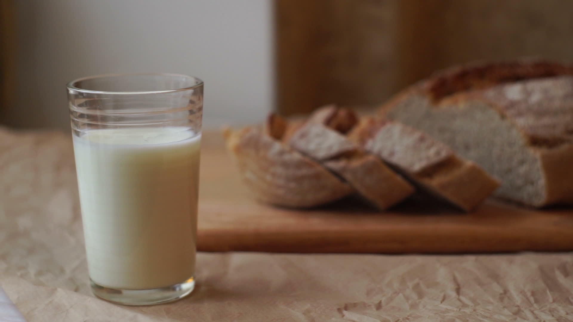 早餐时厨房餐桌上的牛奶和切片面包杯奶制品视频的预览图
