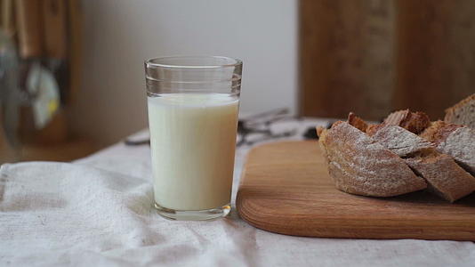 牛奶和面包切片牛奶杯和面包视频的预览图
