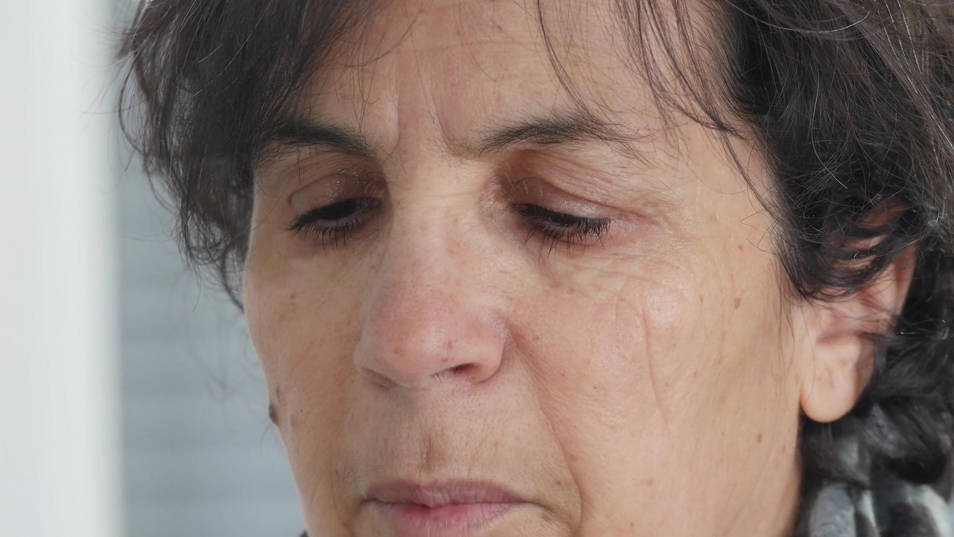 女人脸上涂抹面霜视频的预览图