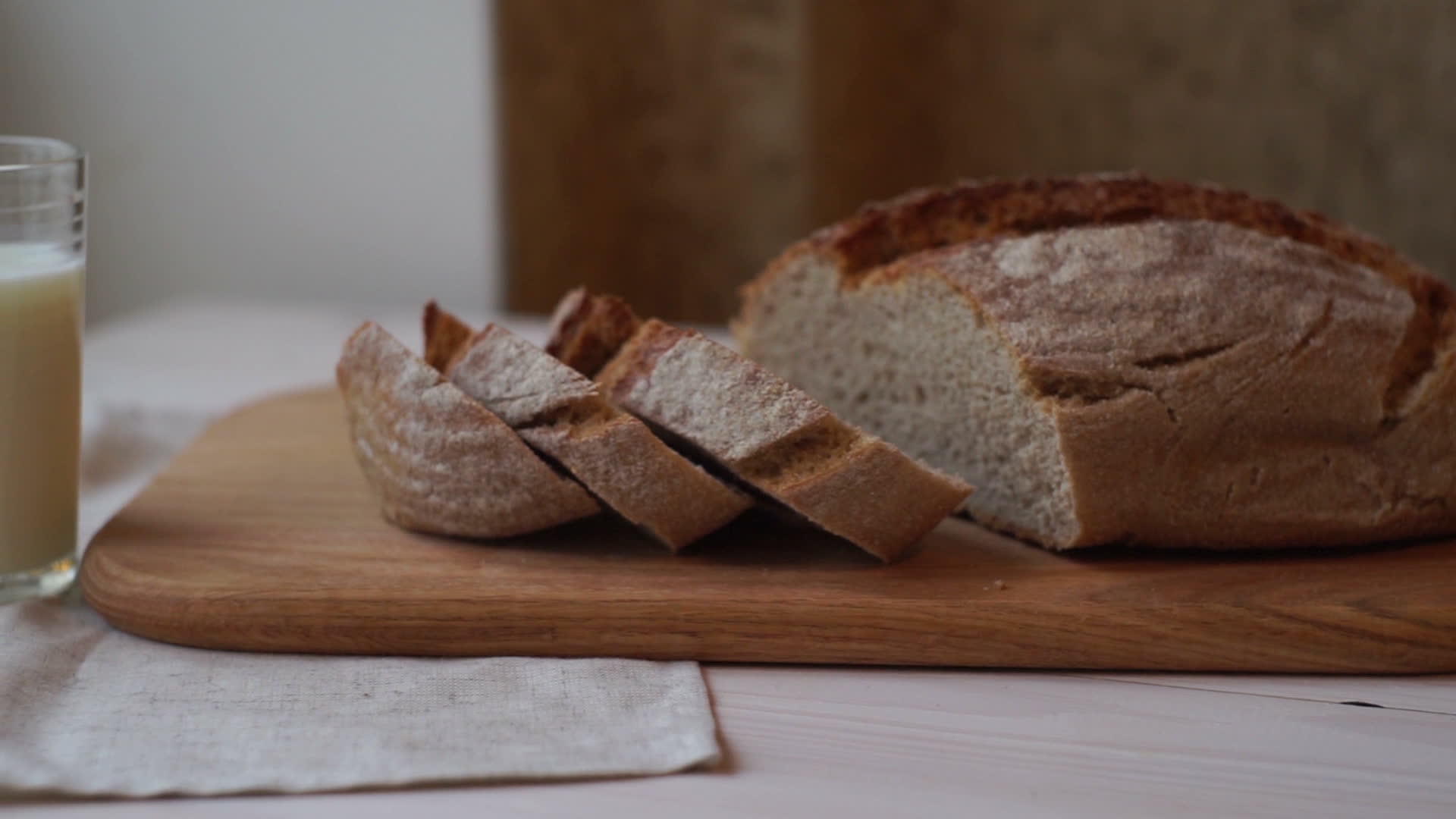 切割板上的片面包烘焙产品餐桌上的牛奶杯面包食品视频的预览图