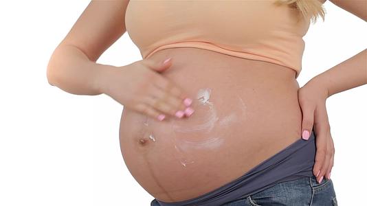孕妇用面霜涂抹腹部视频的预览图