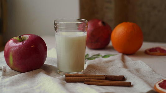 健康的早餐新鲜苹果厨房桌上的水果和牛奶杯视频的预览图