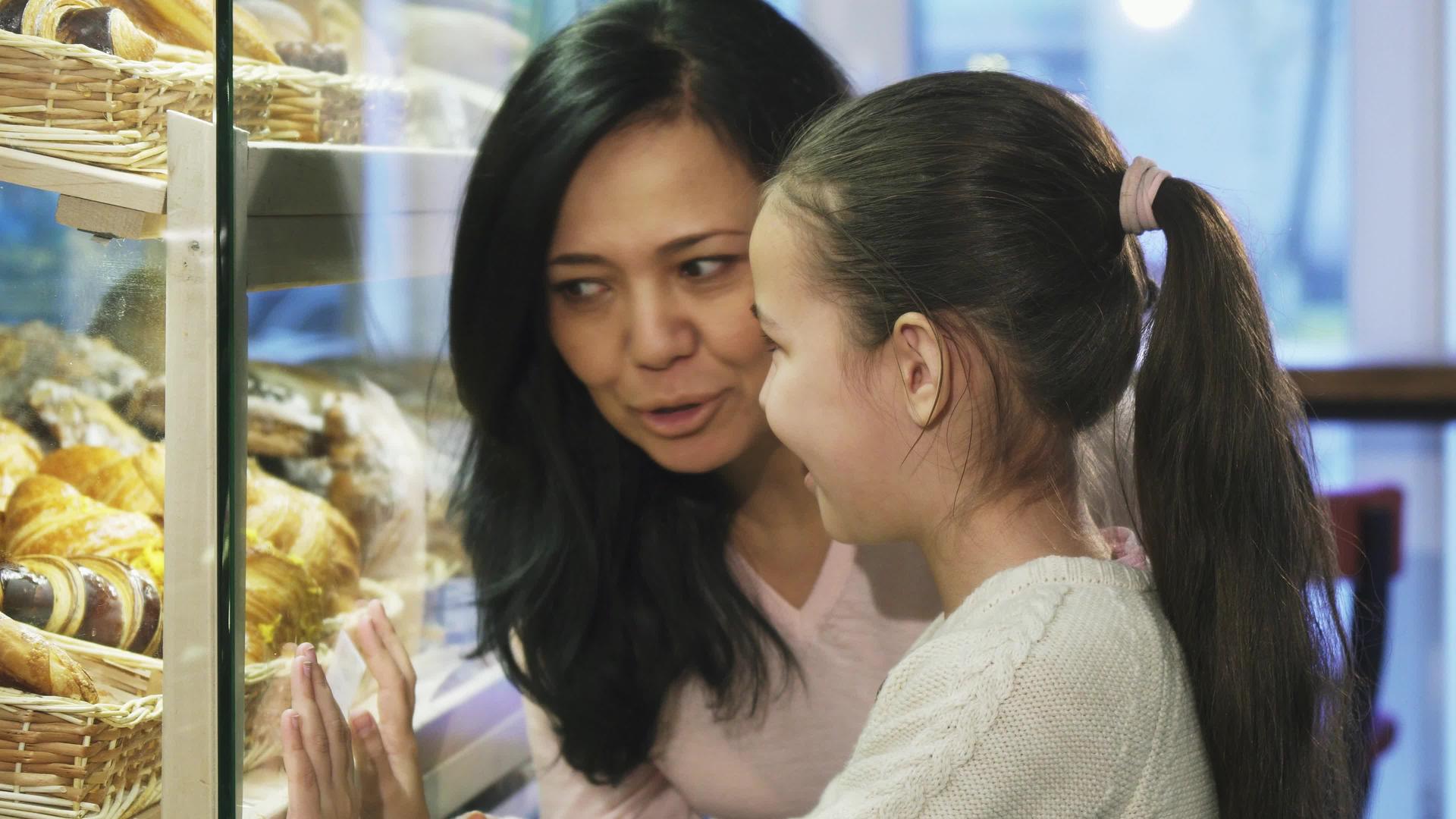 母亲和女儿在面包店购物时选择糕点视频的预览图