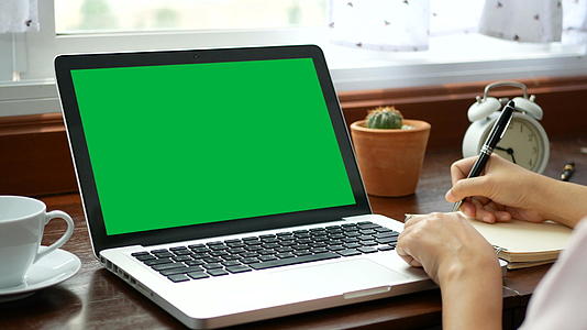 4K女性在家使用笔记本电脑学习在线课程视频的预览图