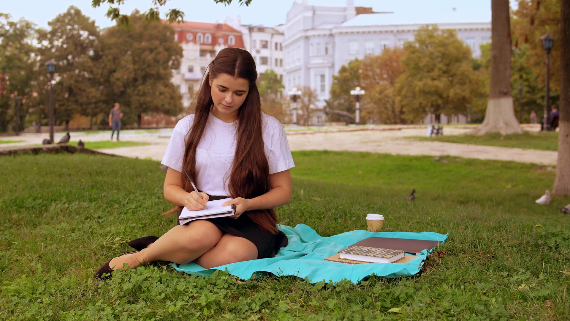 女孩在公园里的笔迹视频的预览图