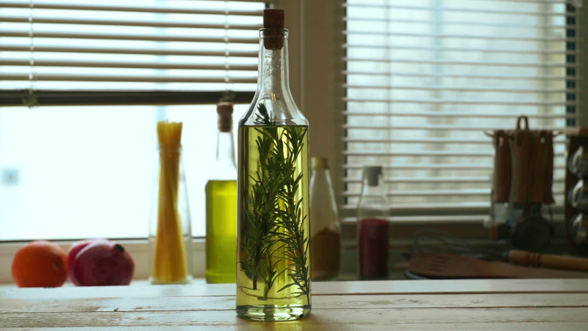 桌上的橄榄油瓶视频的预览图