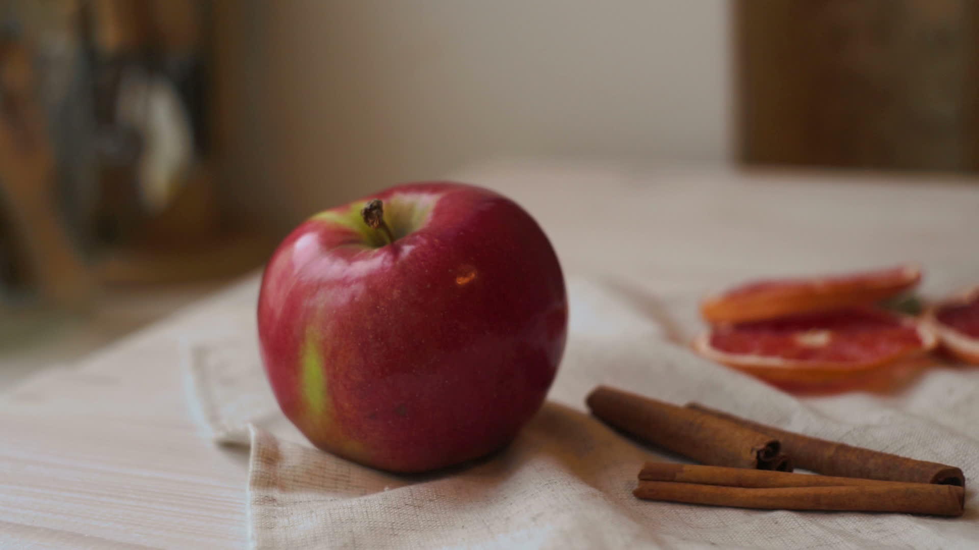 厨房桌上的苹果水和肉桂棒视频的预览图