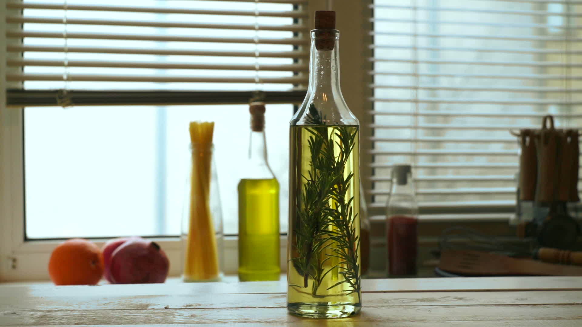 厨房桌上的橄榄油瓶视频的预览图