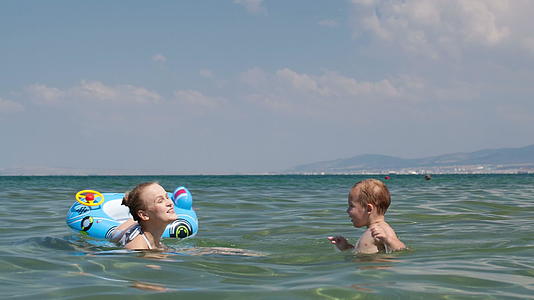 小男孩和他的母亲一起游泳视频的预览图