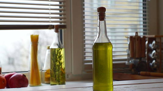 在玻璃中煮油的向日葵油瓶视频的预览图