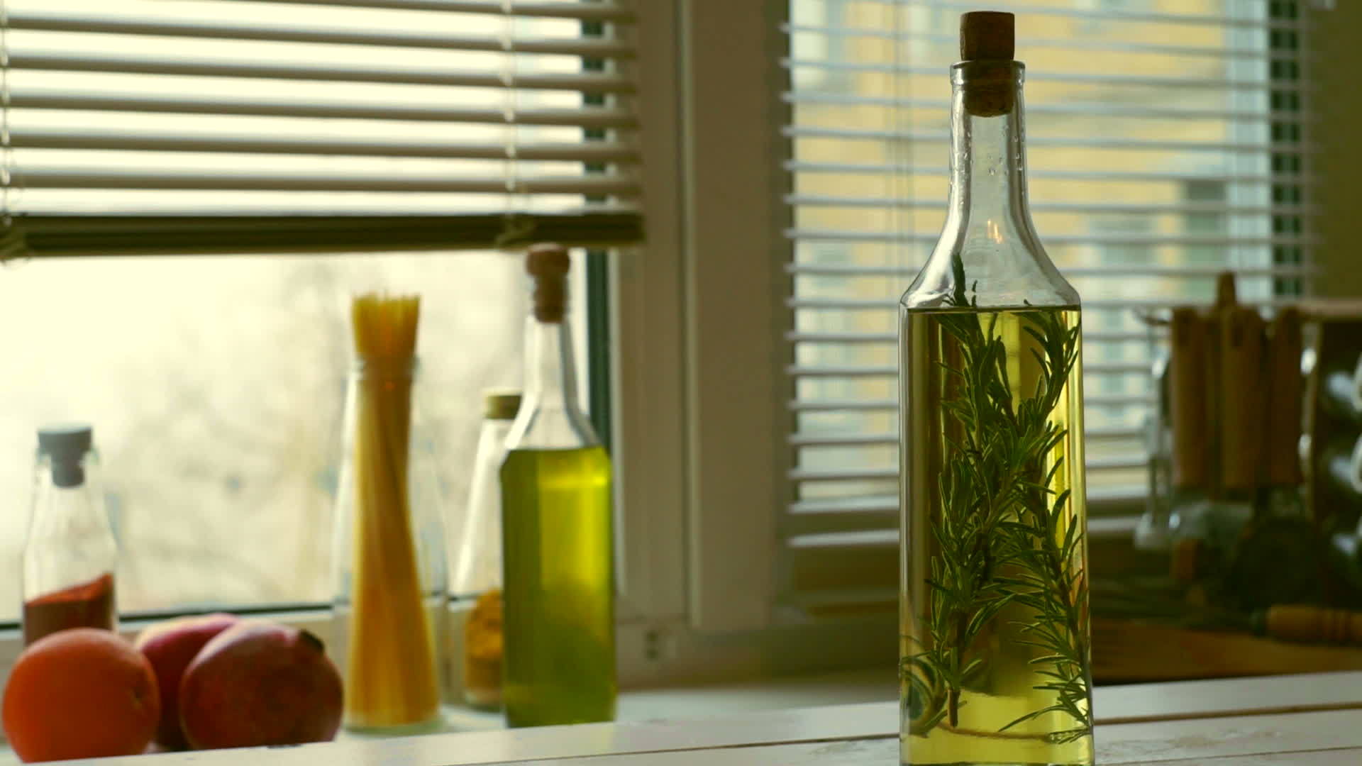 烹饪油瓶橄榄加迷迭香厨房背景视频的预览图