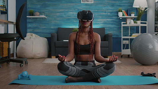 黑人健康女性坐在瑜伽地图上戴着虚拟现实头盔视频的预览图