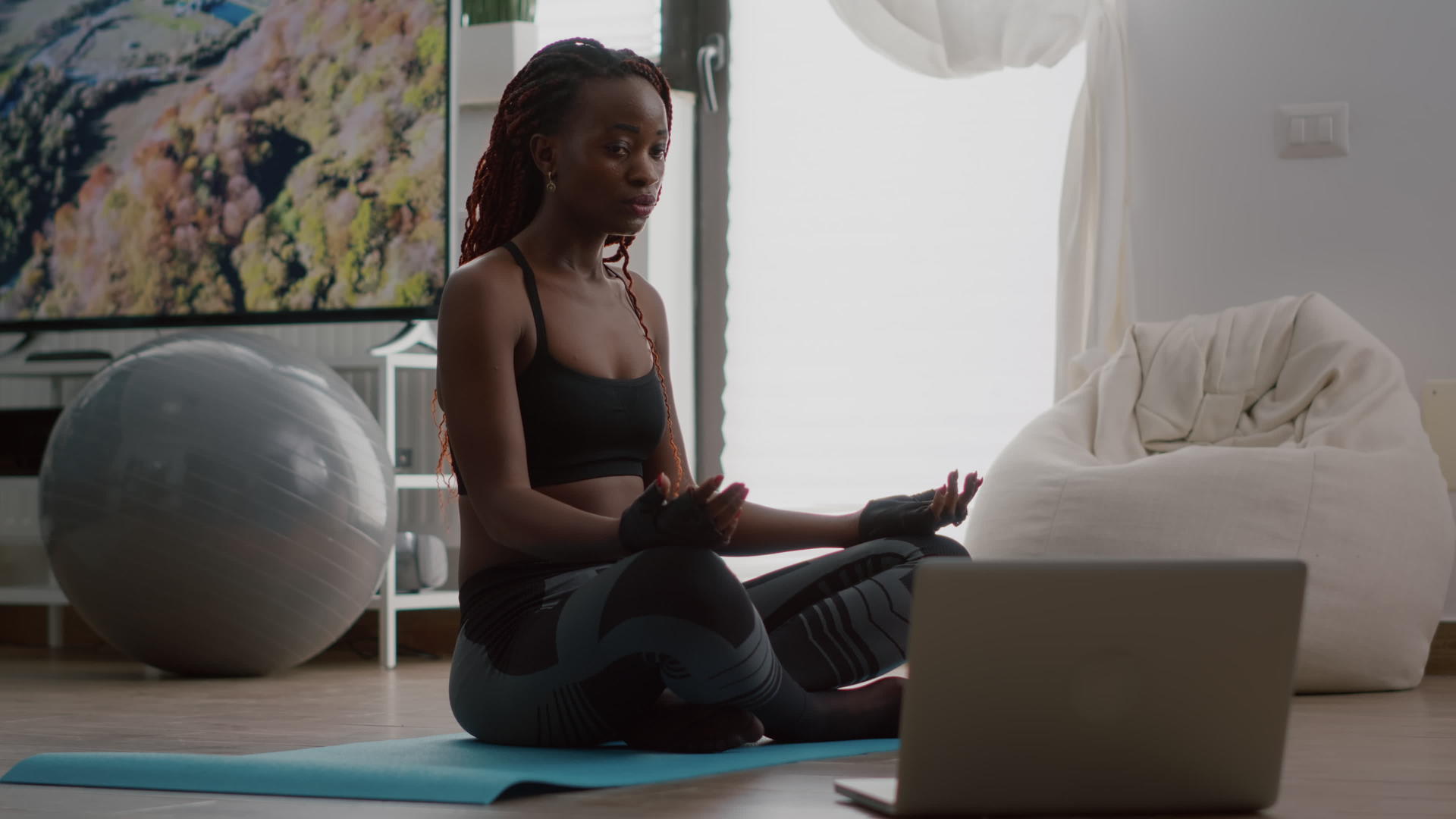 穿着运动服在家做瑜伽的黑人女性视频的预览图