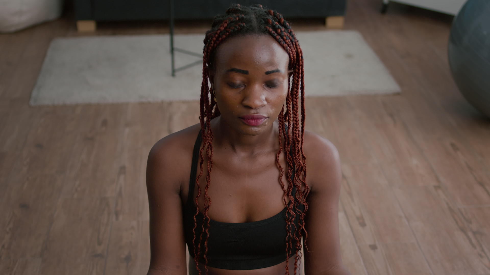 黑人女性肖像坐在莲花姿势下伸展身体肌肉视频的预览图