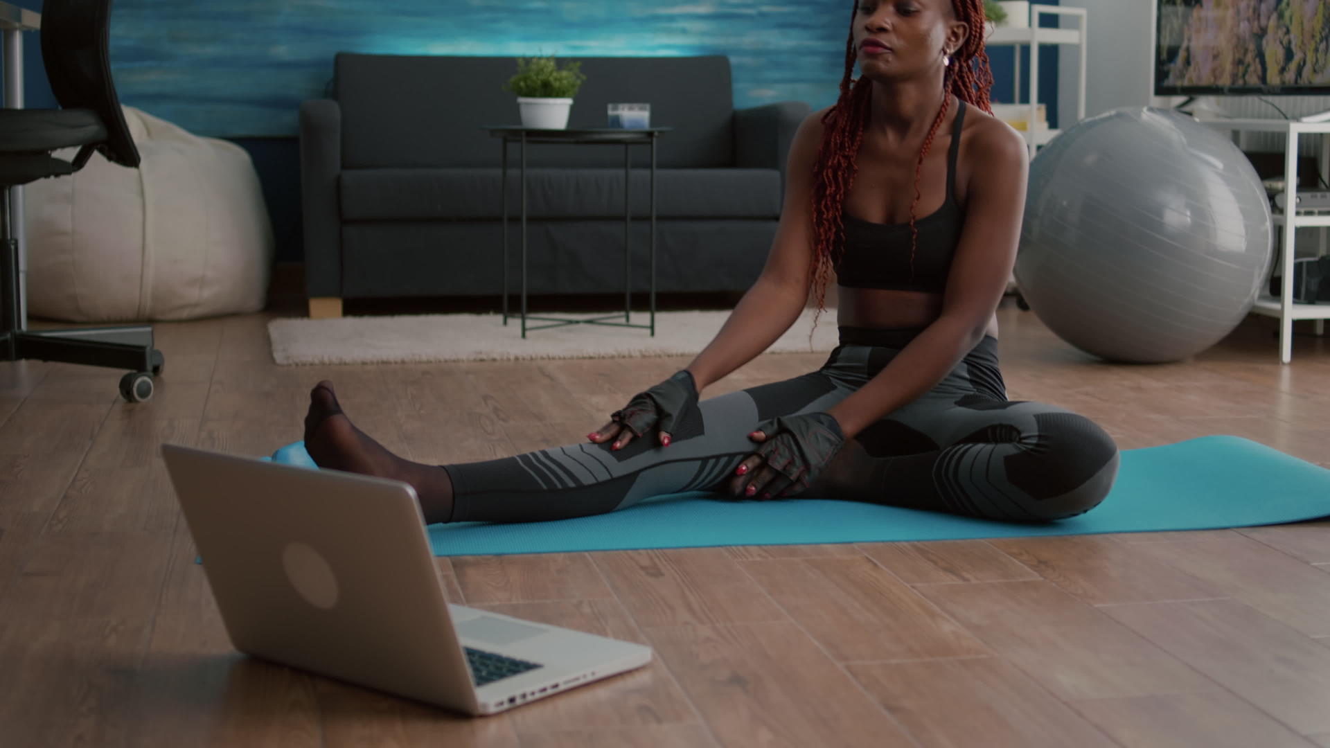 穿着运动服在家做瑜伽的黑人女性视频的预览图