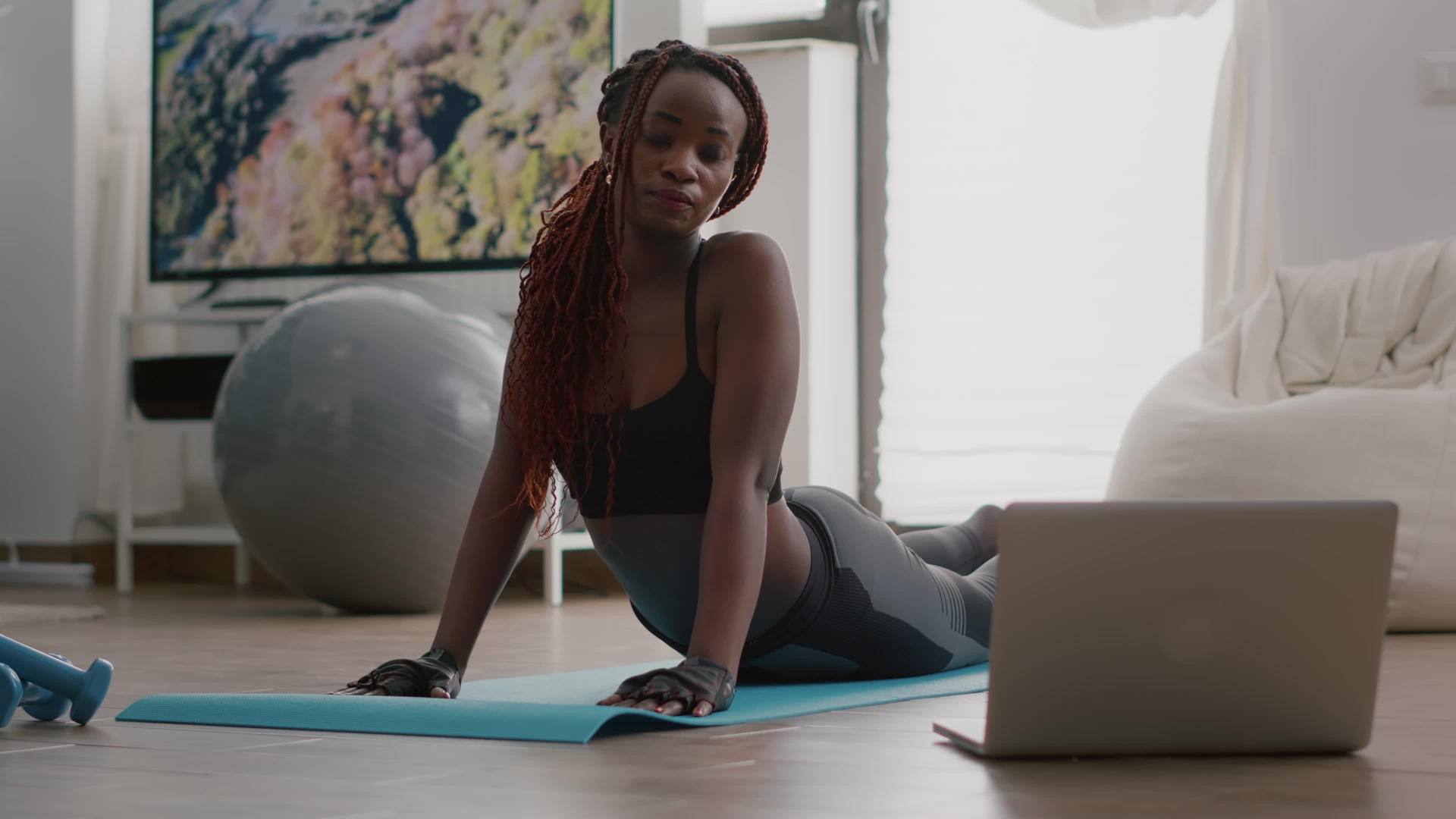 弹性黑人女性早上参加瑜伽锻炼视频的预览图