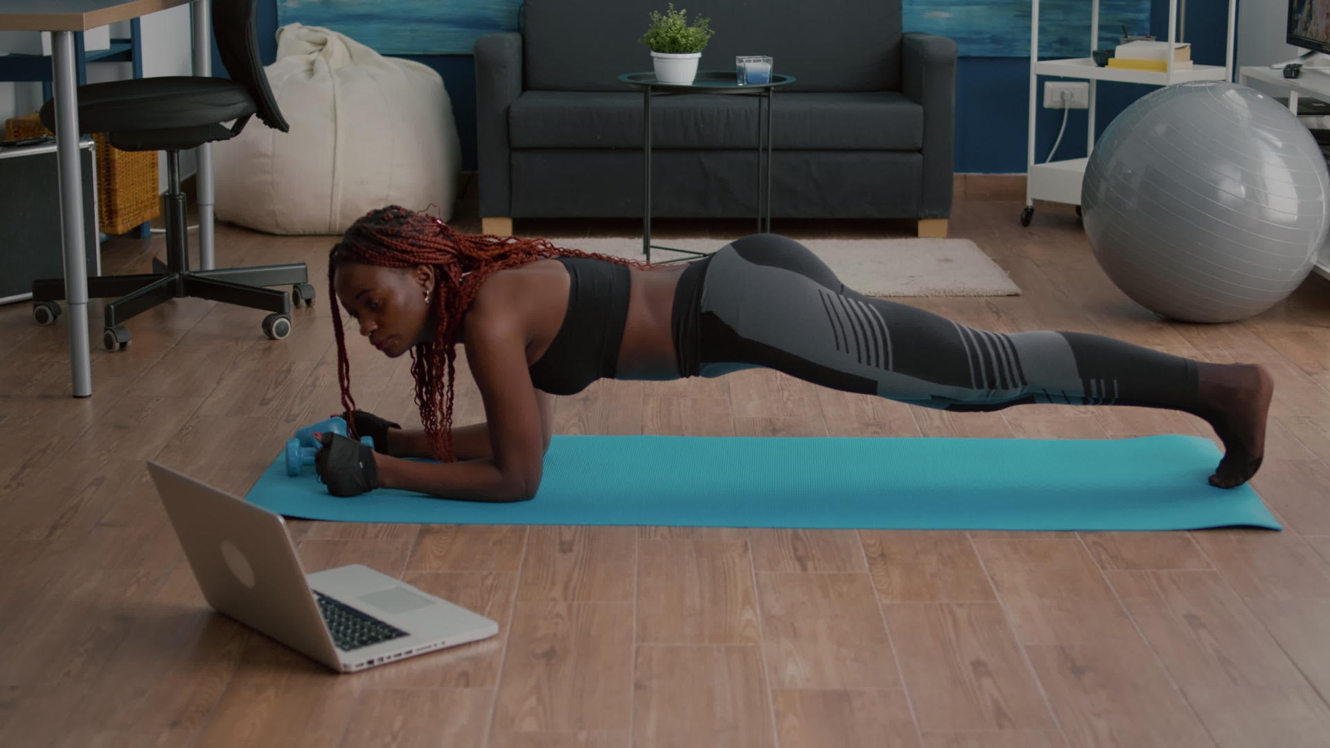 柔软的女性穿着运动服从事瑜伽运动活动视频的预览图