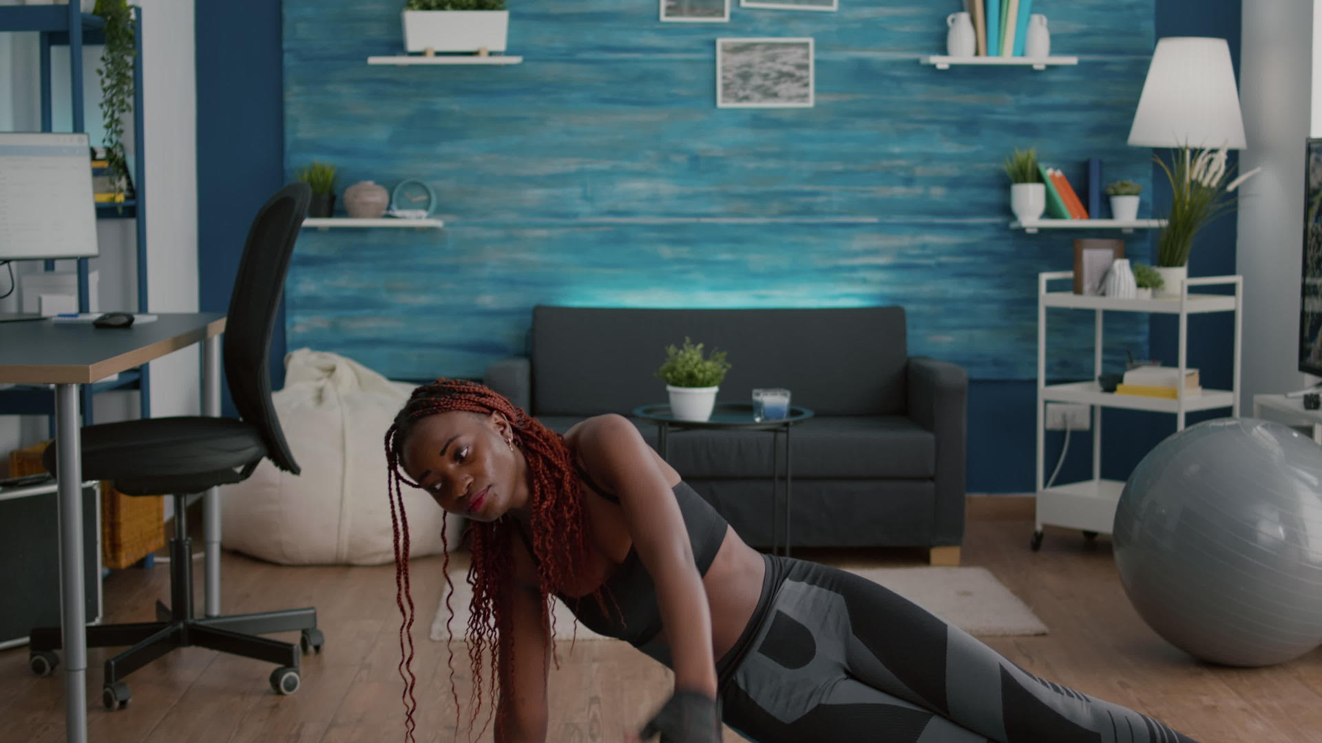 柔软的黑人女性在瑜伽垫上视频的预览图