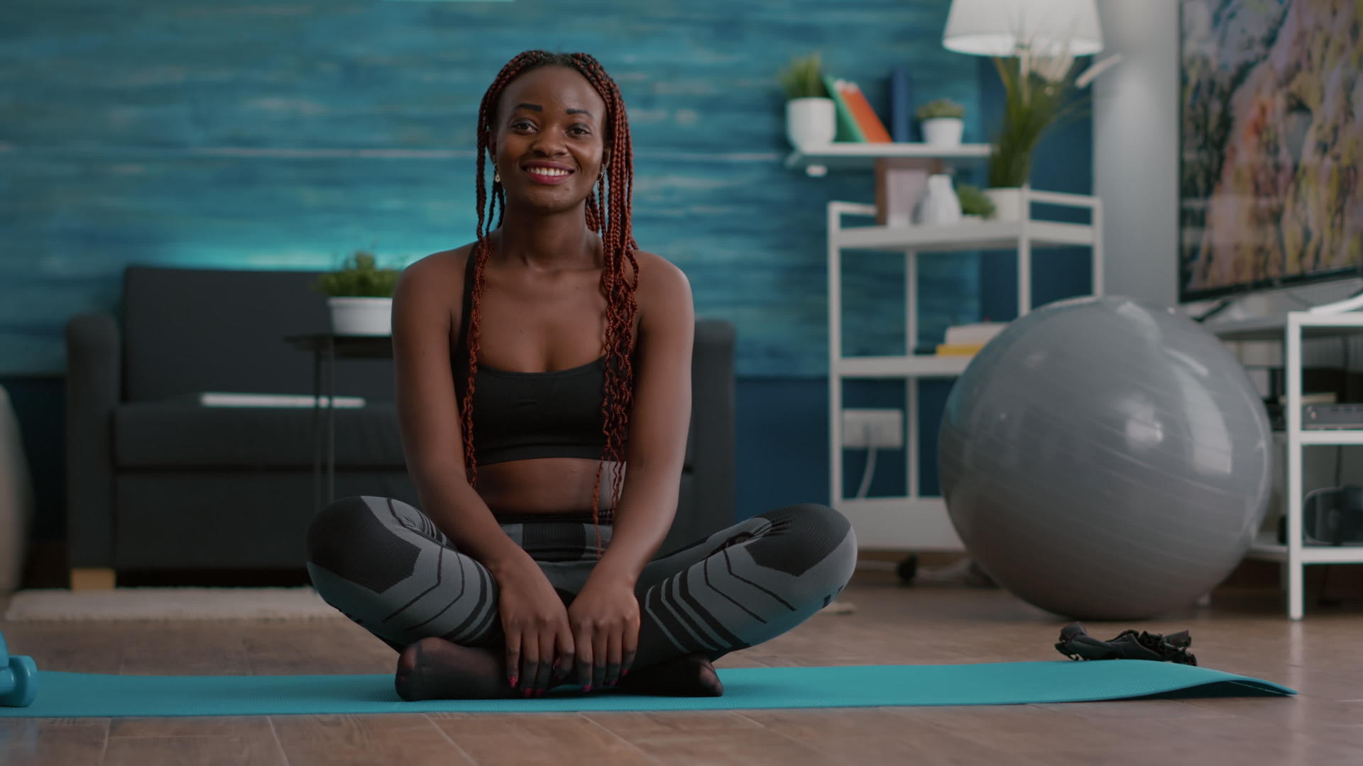 黑人运动员坐在地板上享受早上锻炼的美丽肖像视频的预览图