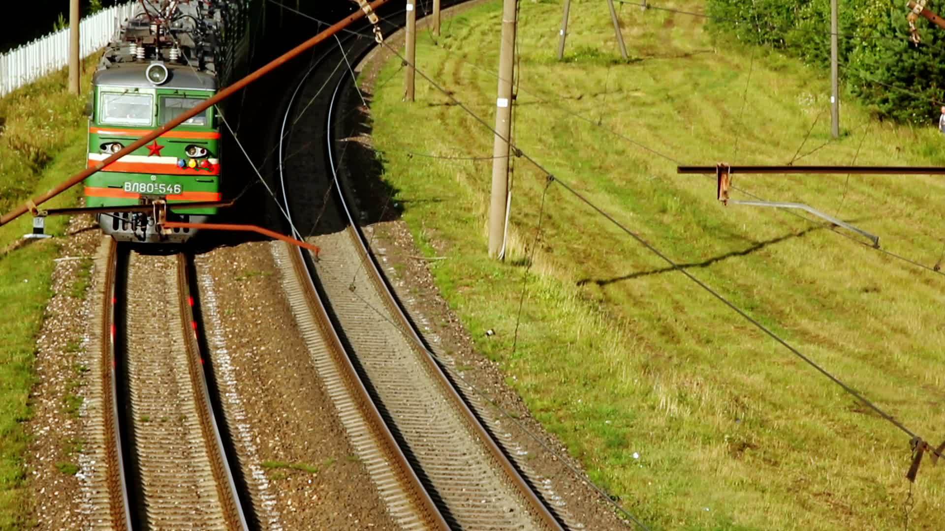 铁路公货运列车沿铁公行驶视频的预览图