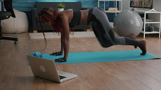 在运动服上穿运动服的黑人妇女在运动中燃烧脂肪和卡路里视频的预览图
