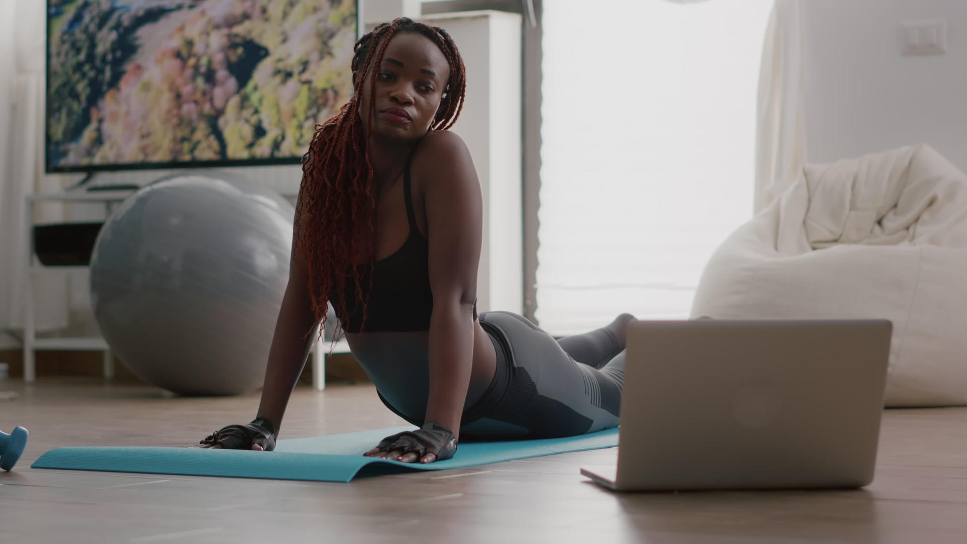 在上午的瑜伽练习中黑皮肤的教练女性练习健身姿势视频的预览图