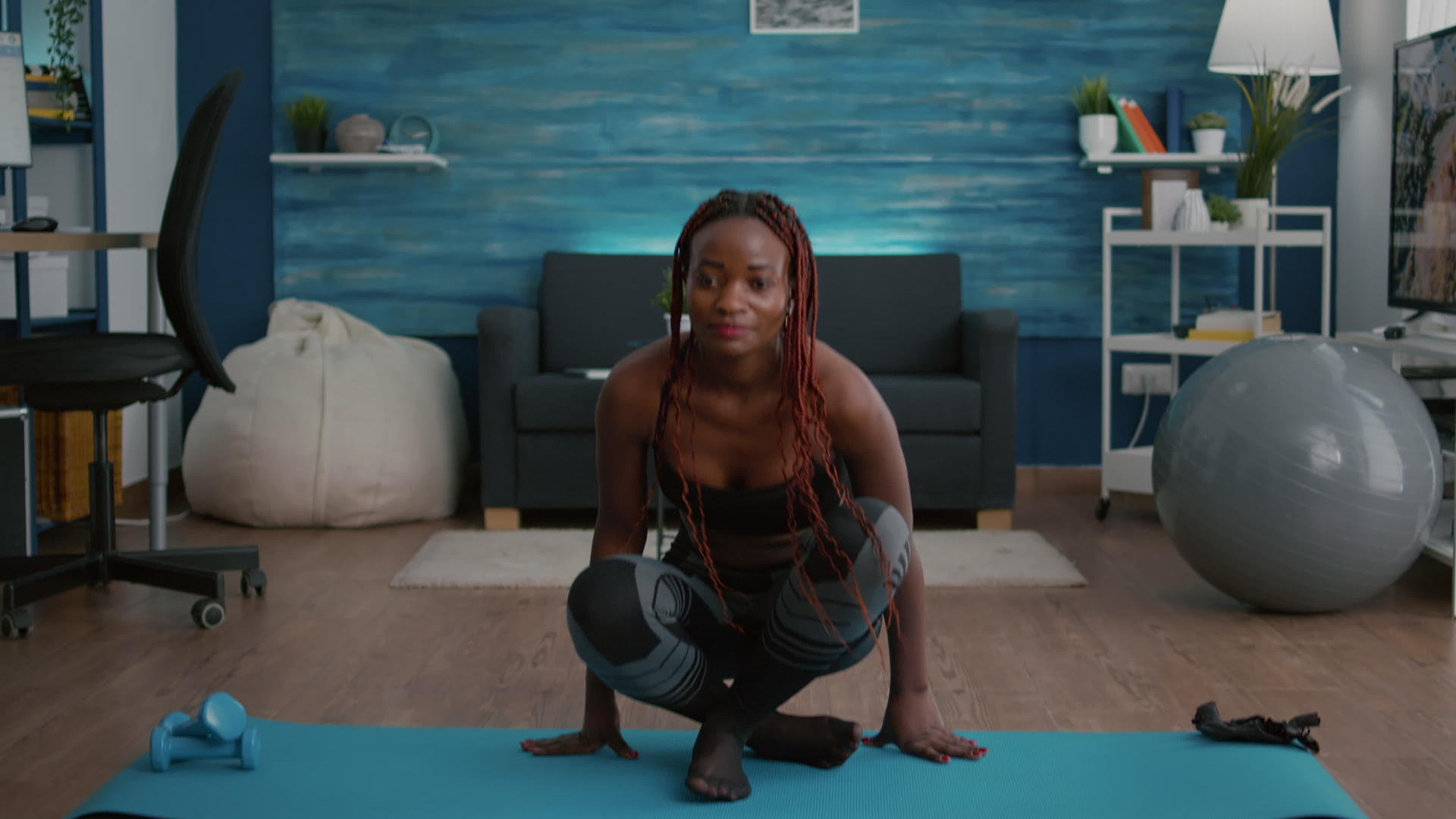 女人在瑜伽垫上视频的预览图