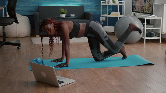 参加运动的黑人妇女在早上做日常健身活动视频的预览图
