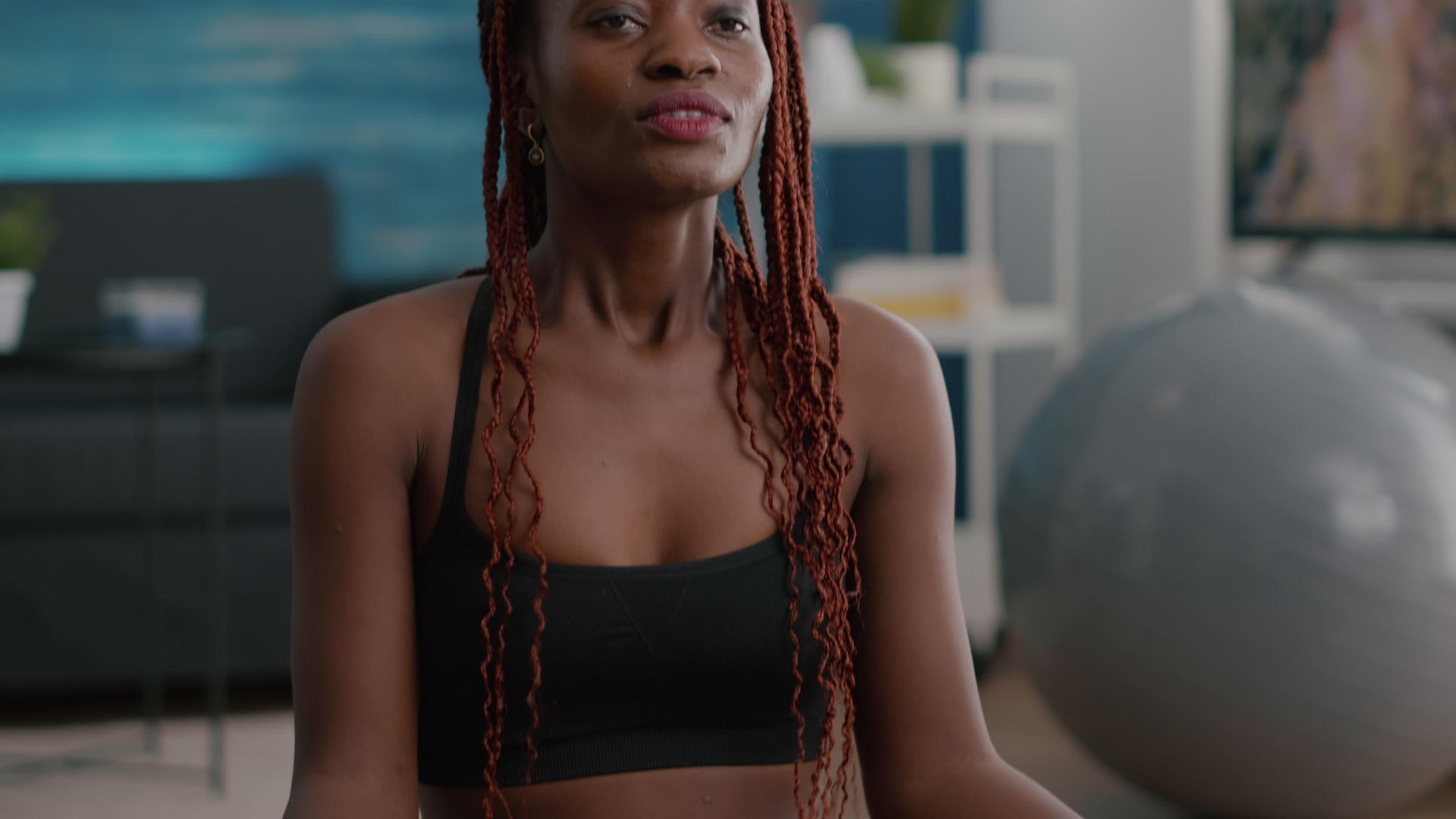 早上健身期间有弹性的黑人女性参加呼吸运动视频的预览图