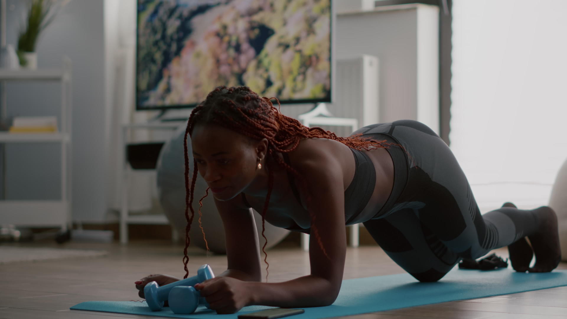 体育运动员African在运动服上做健身运动视频的预览图