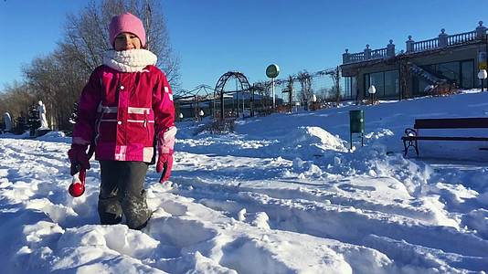 美丽的小女孩在雪地里玩耍在雪地里玩耍享受假期视频的预览图