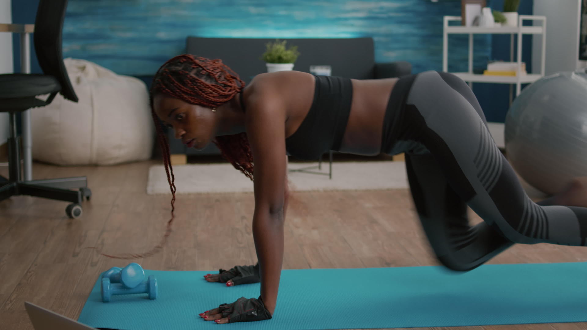 黑人妇女在上午的健身运动中参加跑步运动视频的预览图