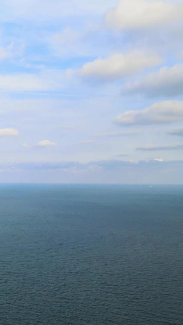 航拍青岛碧海蓝天白云飘飘视频的预览图
