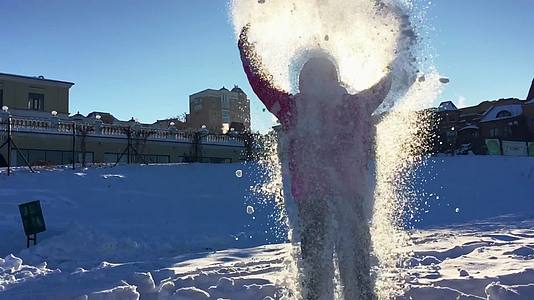 女孩在空中下雪无忧的孩子享受冬假视频的预览图