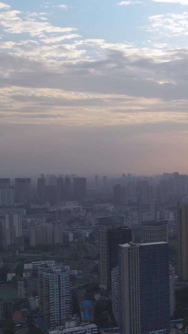 航拍风景城市天空日落晚霞地标商务金融中心高楼素材视频的预览图