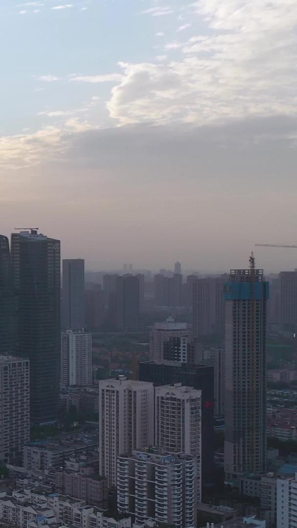 航拍风景城市天空日落晚霞地标商务金融中心高楼素材视频的预览图