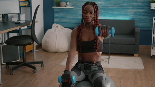 黑人运动女性用瑜伽哑铃锻炼视频的预览图