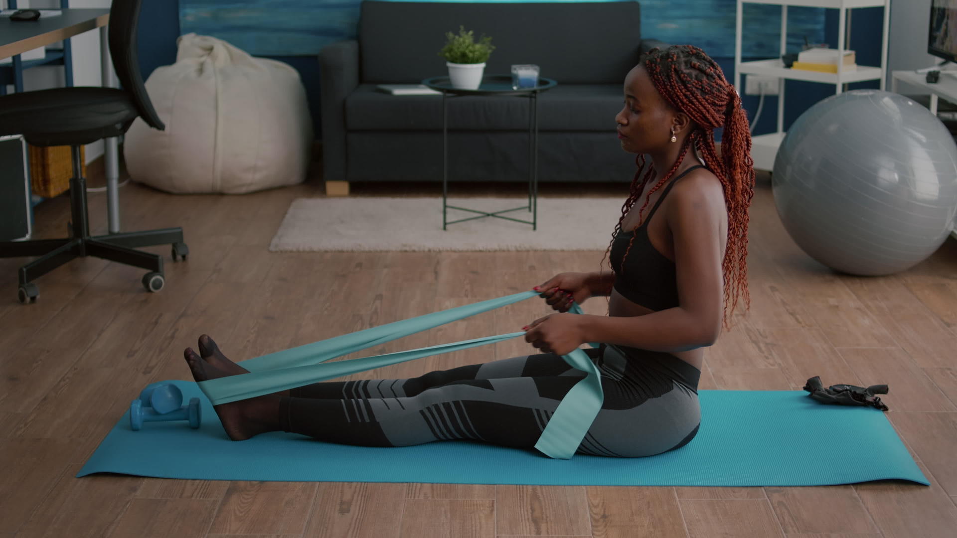 运动时服用健身带锻炼身体肌肉皮肤黝黑的弱体女性视频的预览图