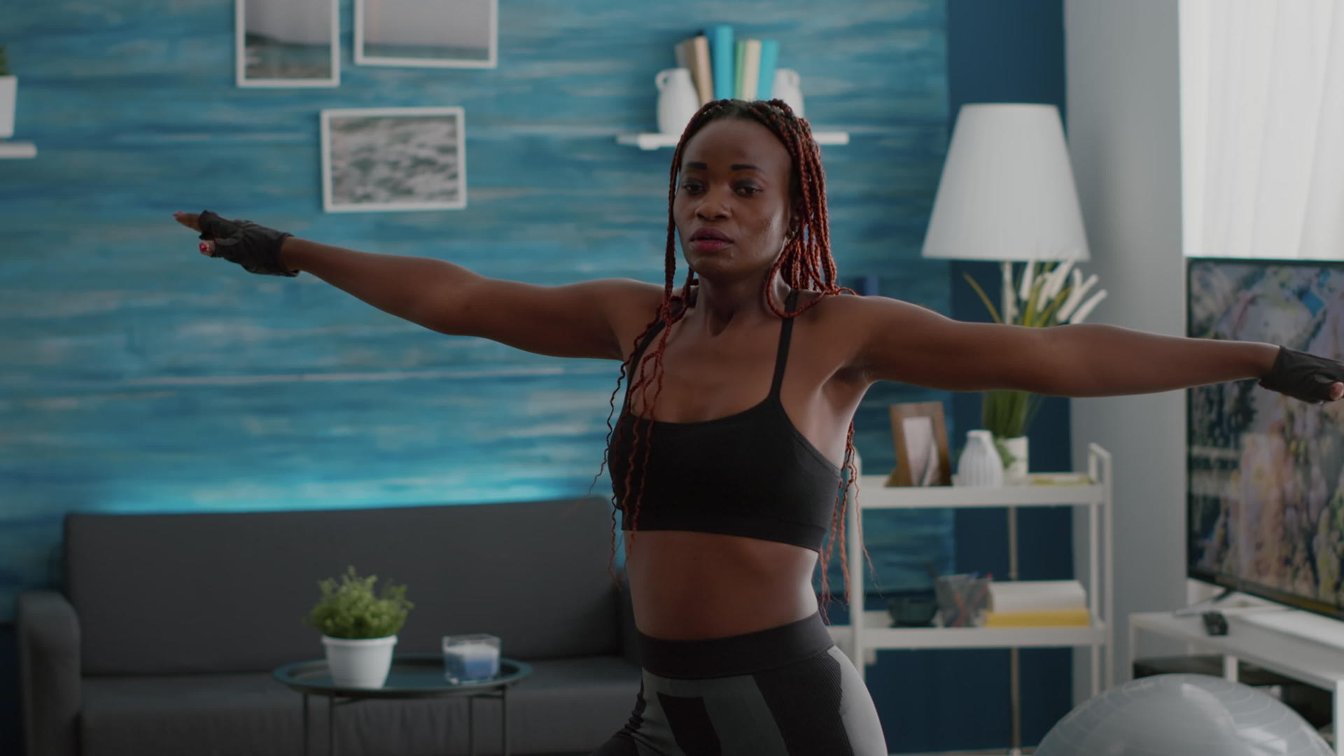 穿着运动服的黑人女性锻炼肌肉视频的预览图