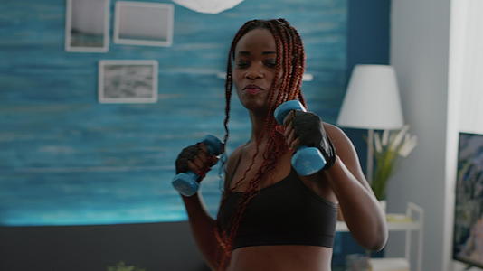 黑人妇女穿着运动服和体操视频的预览图