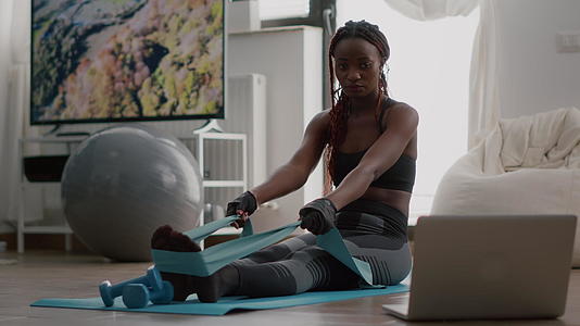 穿运动服看在线笔记本电脑运动的黑人女性运动服视频的预览图