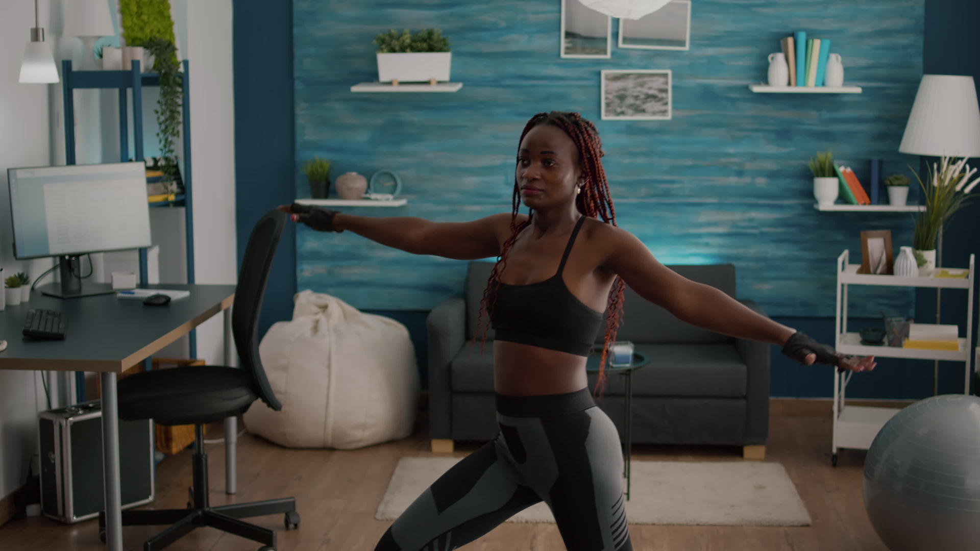 穿着运动服训练腿部姿势的黑人女性视频的预览图