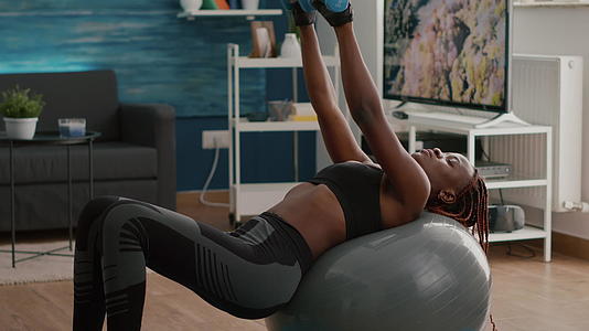 皮肤黝黑的瘦女人锻炼身体肌肉做晨出手术视频的预览图