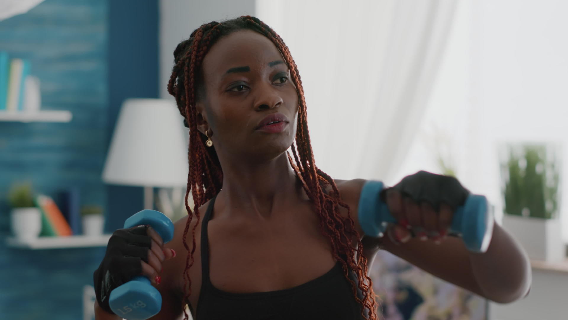 黑人运动员女性穿着运动服参加有氧运动视频的预览图
