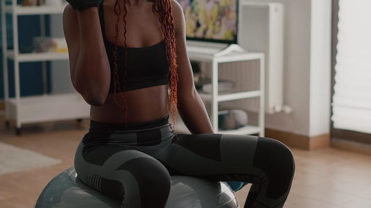 皮肤黝黑的瘦女人用健身哑铃锻炼视频的预览图