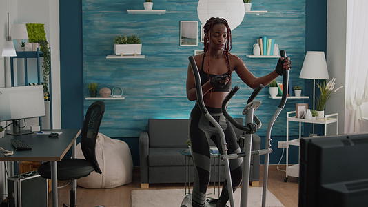 在运动服训练中黑皮肤骑自行车的女性使用椭圆形语言视频的预览图