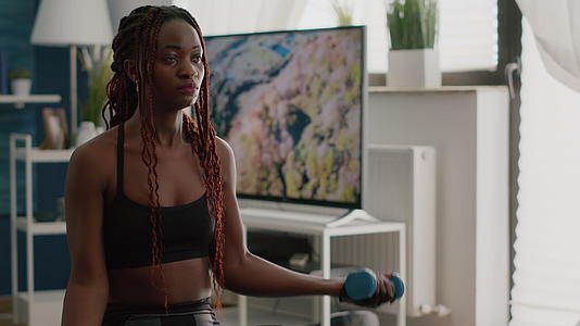 黑人瘦黑女人用瑜伽带做有氧运动视频的预览图